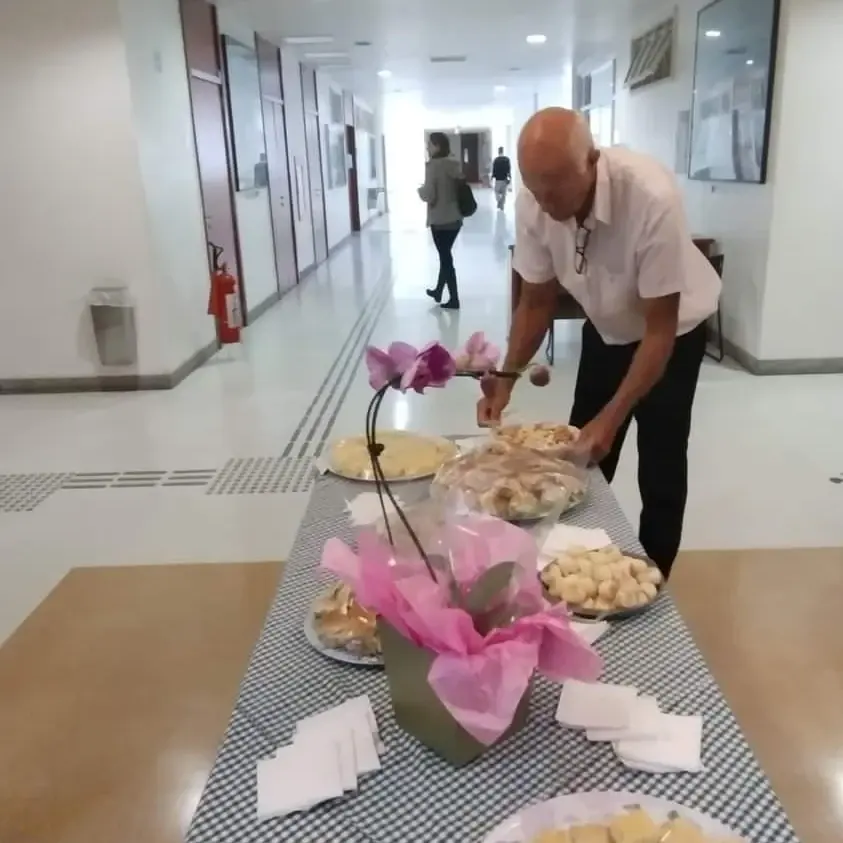 Seu Luiz arrumando uma mesa